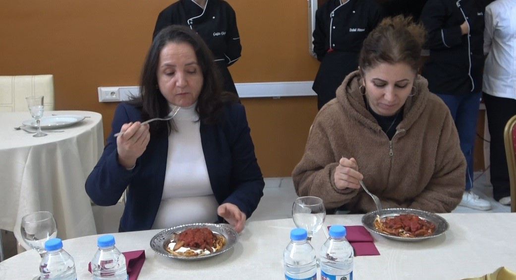 Yemekleri bu kez öğrenciler yaptı, anneler jüri oldu
