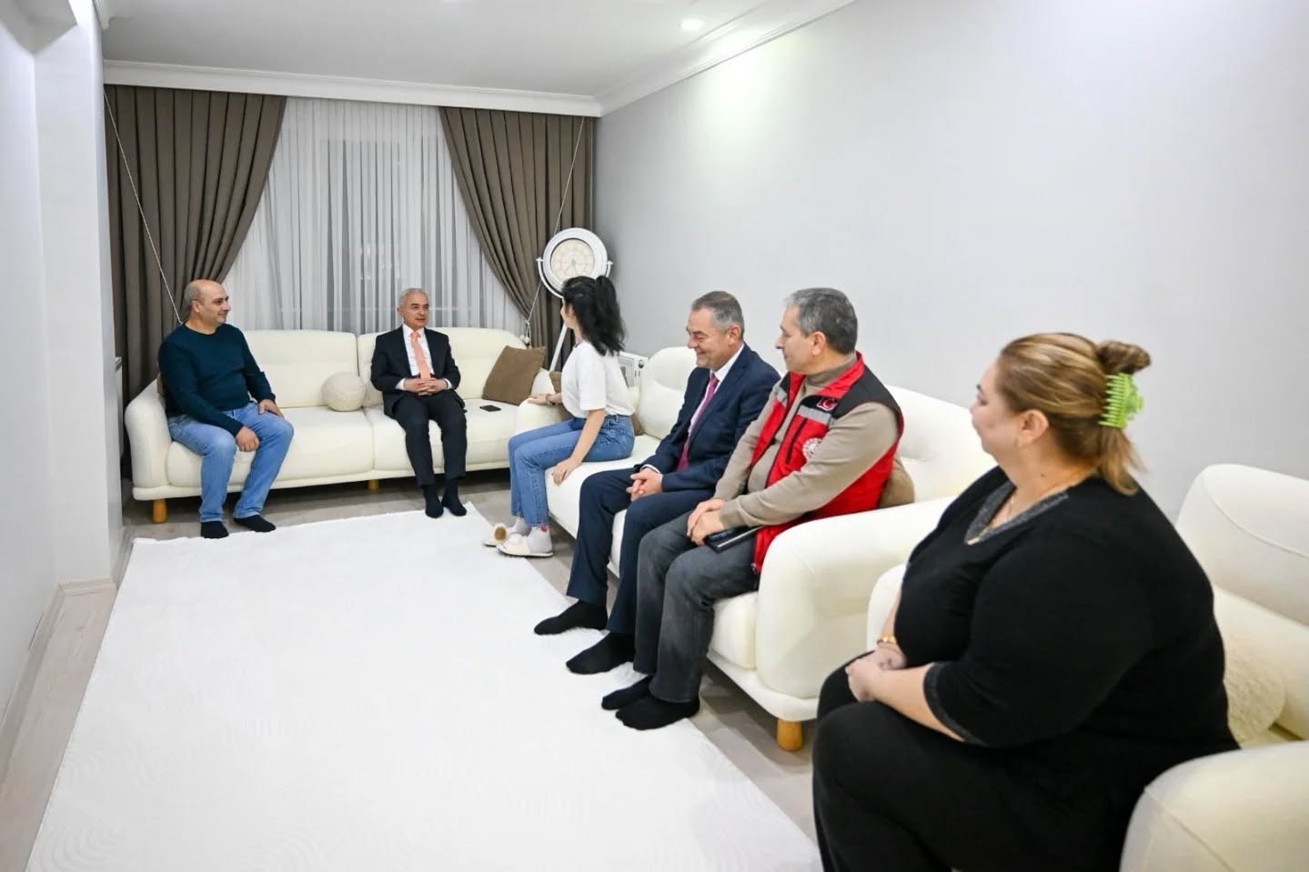 Kırklareli Valisi Turan devlet desteğiyle evlenen genç çiftlere misafir oldu
