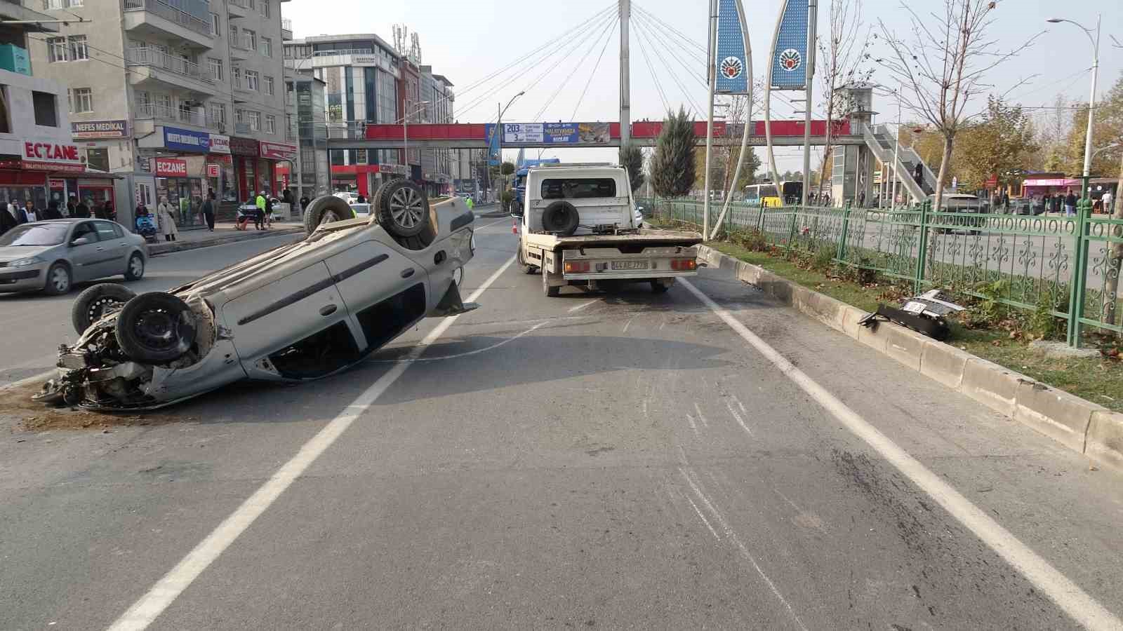 Malatya’da hafif ticari araç ile otomobil çarpıştı: 3 yaralı