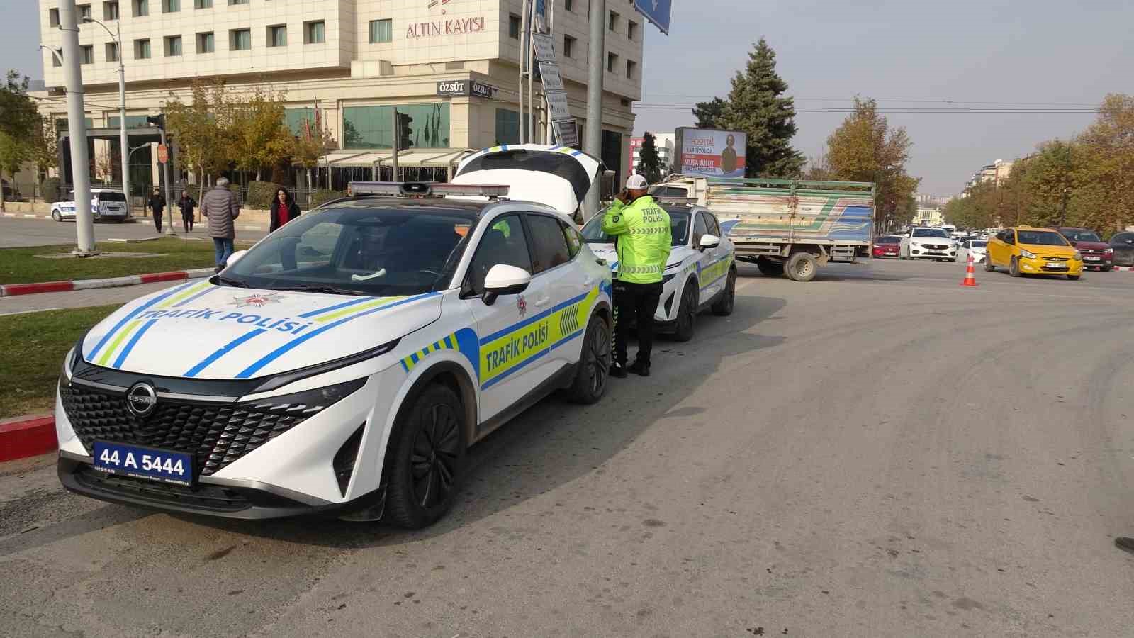 Malatya’da kamyonet ile ticari taksi çarpıştı: 2 yaralı