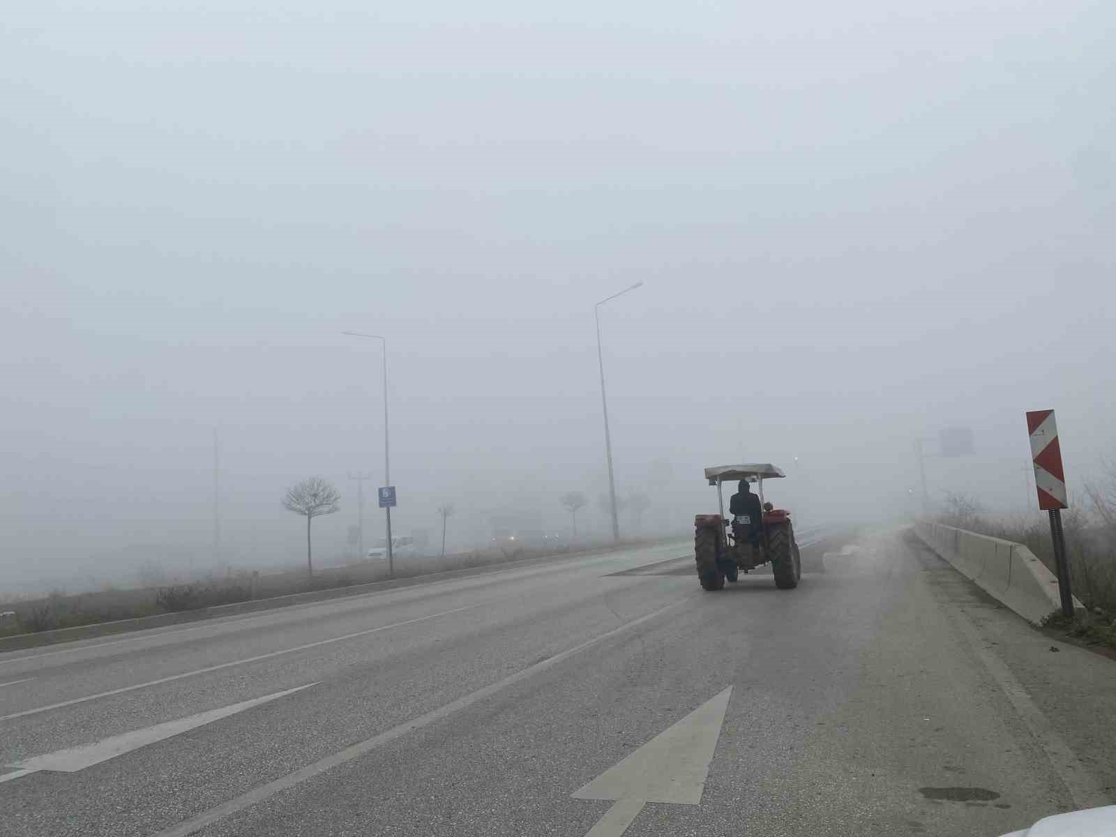 &Ccedil;orum&rsquo;da yoğun sis ulaşımı olumsuz etkiledi: G&ouml;r&uuml;ş mesafesi 30 metreye kadar d&uuml;şt&uuml;
