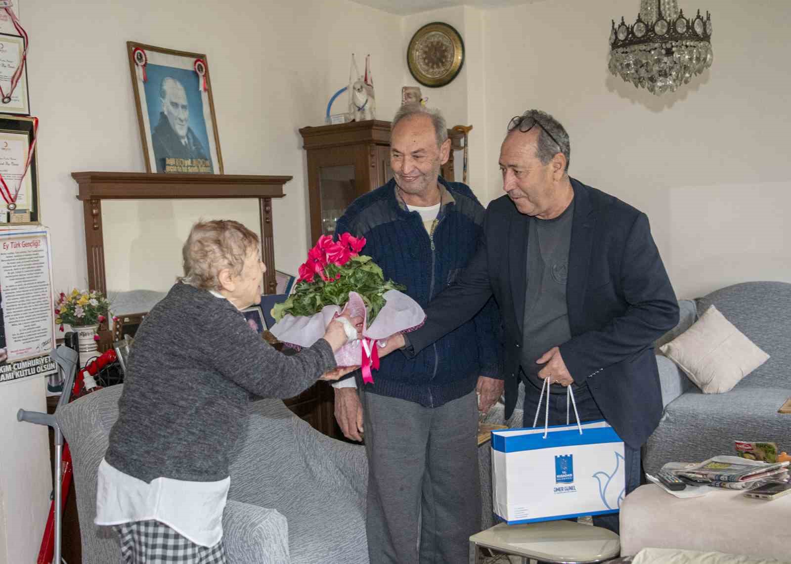 Kuşadası Belediyesi&rsquo;nden engelli Osman amcaya anlamlı ziyaret
