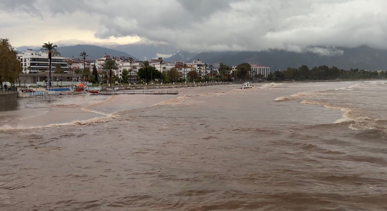 Finike&rsquo;de fırtına sebebiyle tekne kıyıya s&uuml;r&uuml;klendi, denizin rengi &ccedil;amura d&ouml;nd&uuml;

