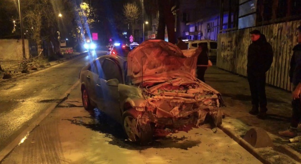 Beykoz’da ehliyetsiz sürücünün kullandığı otomobil ağaca çarpıp yola savruldu: 2 yaralı