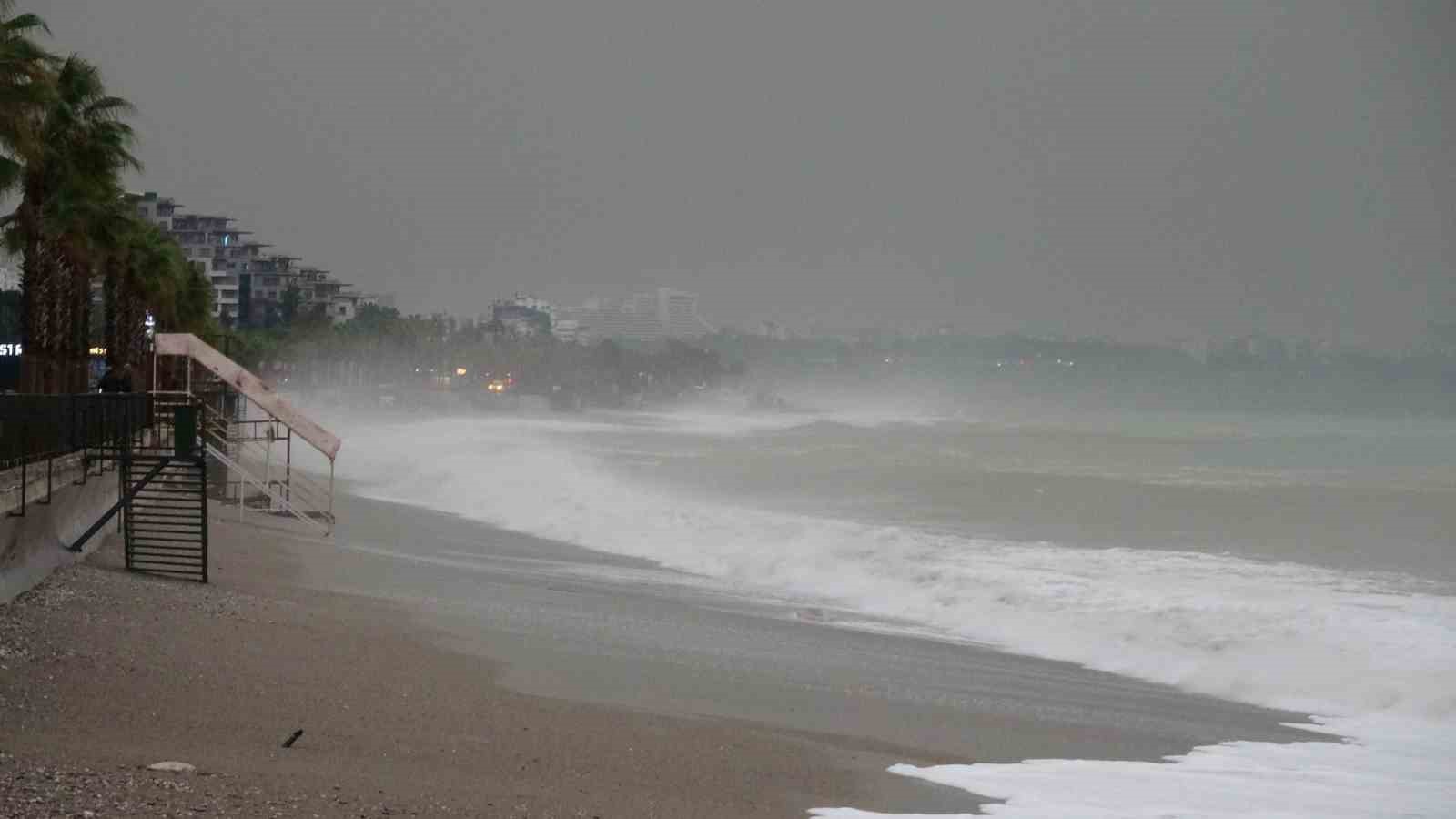 Antalya’da şiddetli yağış etkili oldu, şimşekler görsel şölen oluşturdu