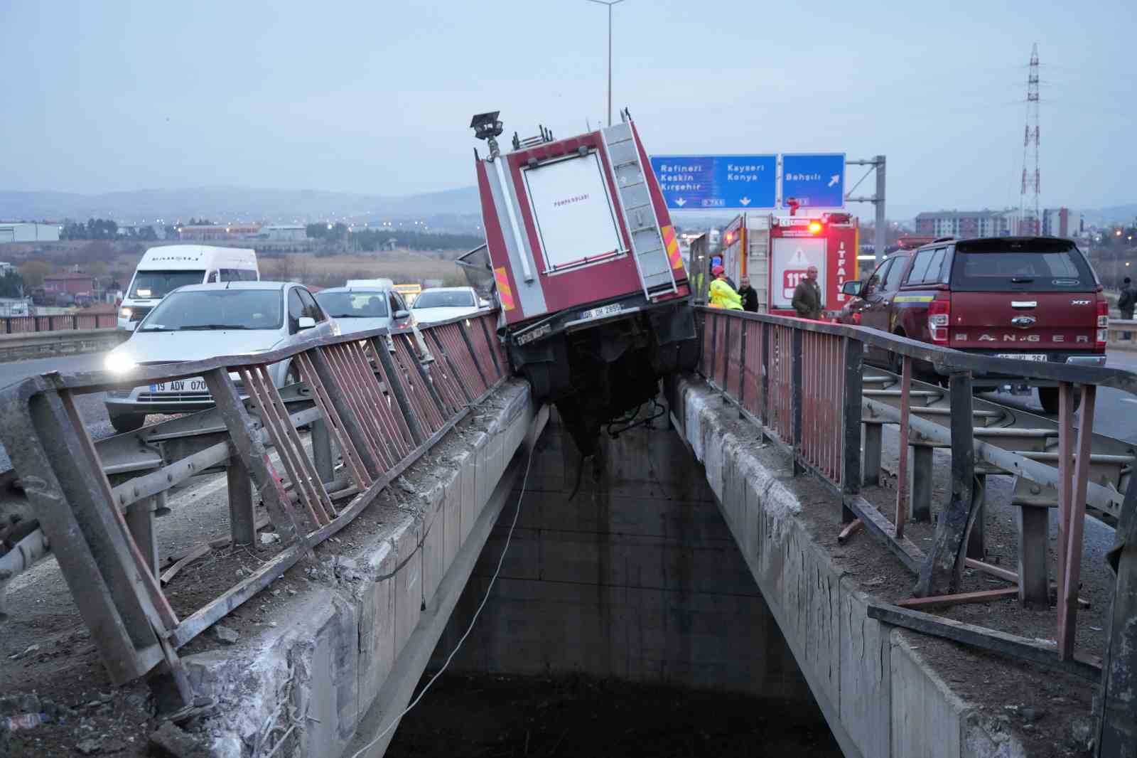 Yüksek gerilim tellerine ramak kala, itfaiye aracı köprü arasında sıkıştı: 3 personel yaralı