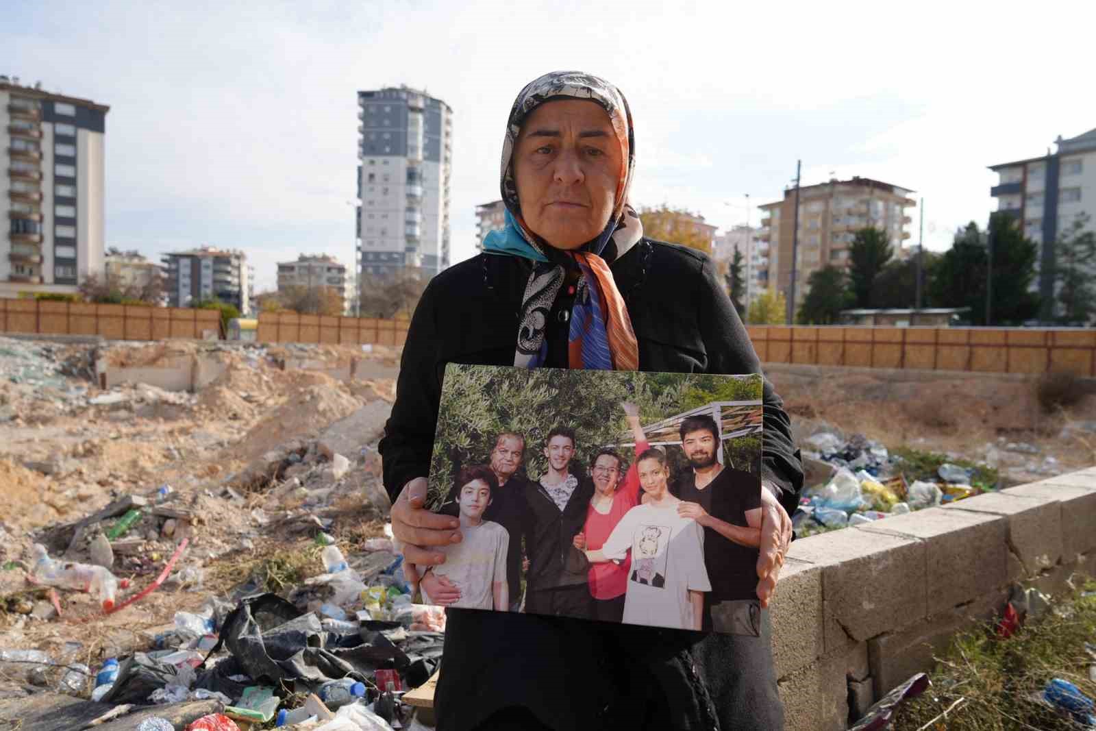 Depremde kızını, damadını ve torunlarını kaybeden yaşlı kadının acısı dinmiyor
