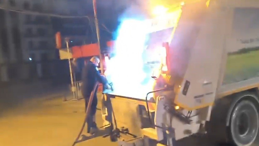 Çöp toplama sırasında yanan kamyonunu itfaiyeye sürdü
