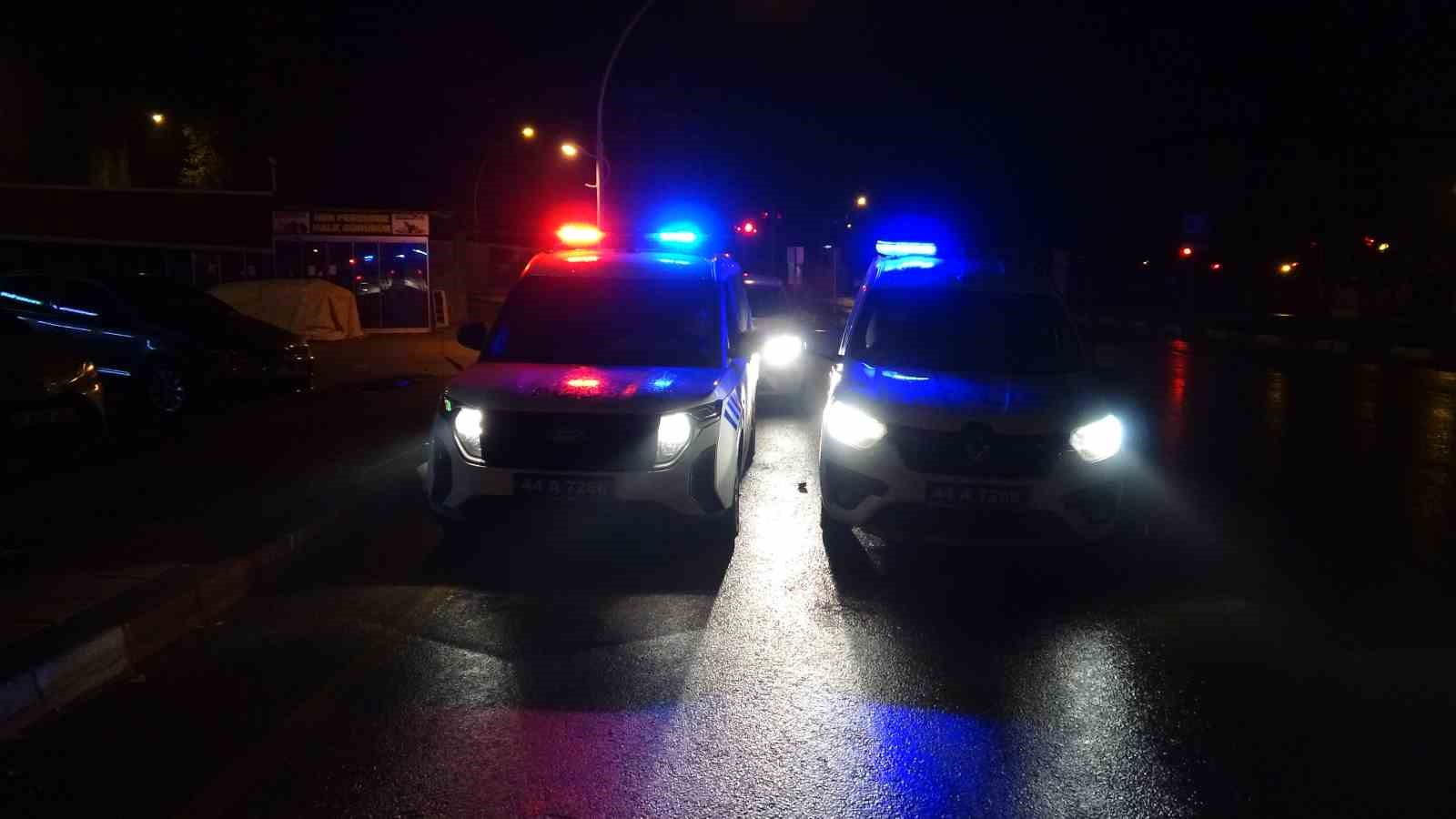 Silahla yaralayıp aracına aldığı şahsı yol kenarına atıp kaçtı
