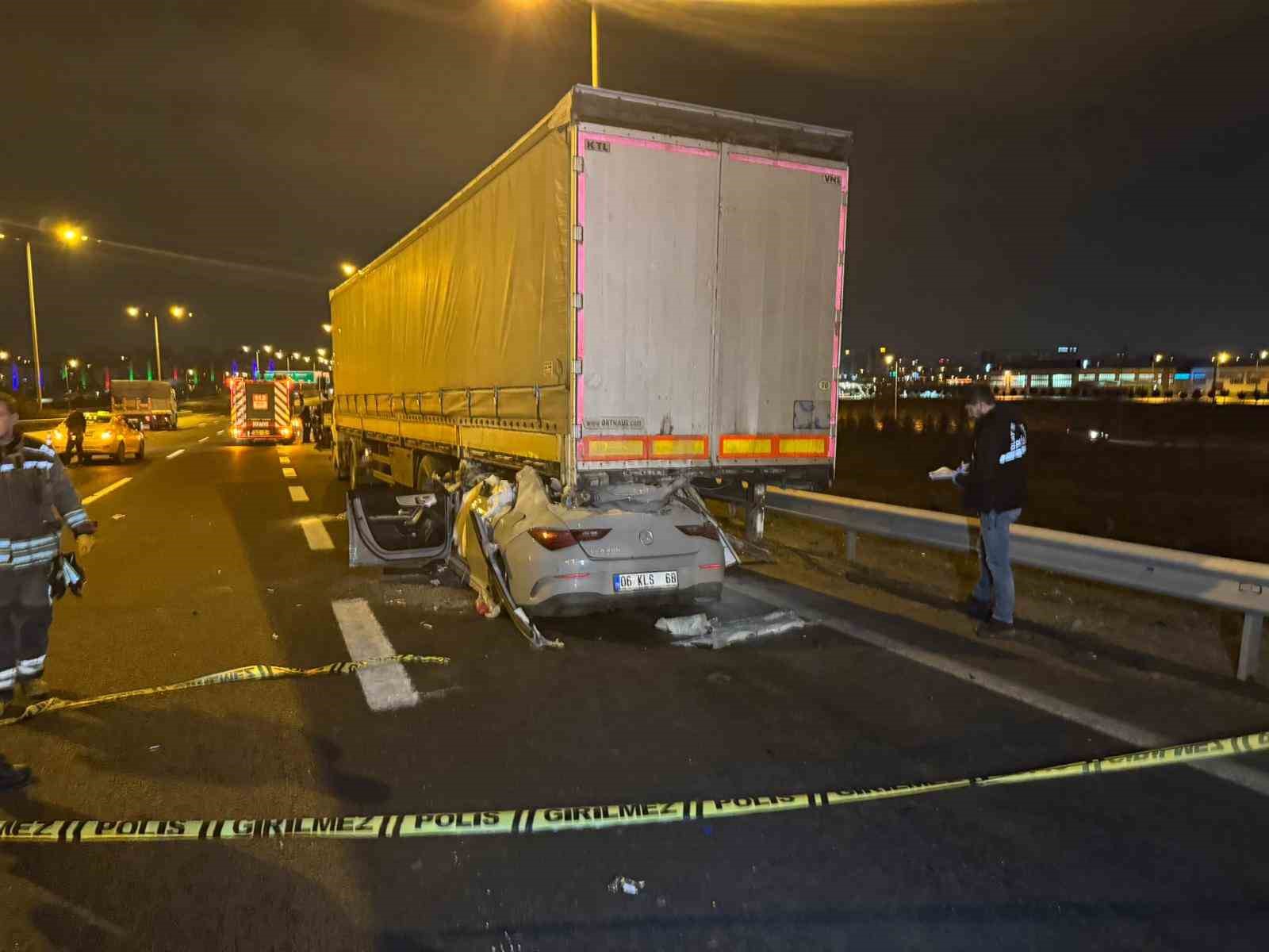 Ankara&rsquo;da bir otomobil tırın altına girdi: 2 &ouml;l&uuml; 1 ağır yaralı
