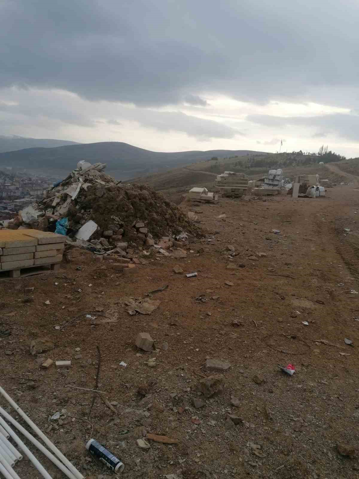Bayburt Kent Konseyi Şehit Osman Dağı&rsquo;na d&ouml;k&uuml;len hafriyat i&ccedil;in girişimde bulundu
