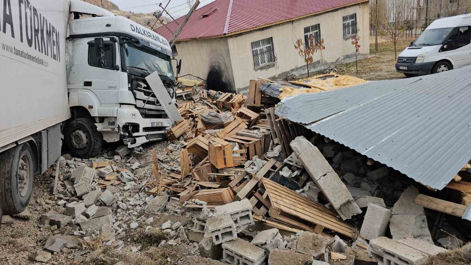 Adilcevaz’da tavuk eti yüklü tır kaza yaptı: Sürücü yaralandı, tavuklar çevreye dağıldı