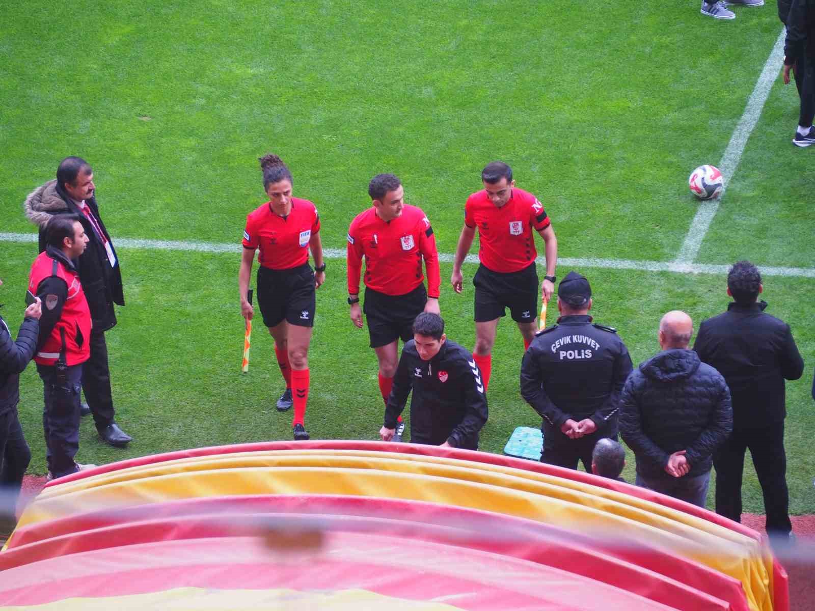 Yeni Malatyaspor sahaya 7 oyuncu ile &ccedil;ıktı, ma&ccedil; oynanmadı
