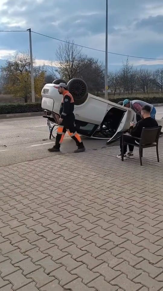 Taklalar atan otomobilden burnu kanamadan çıktı