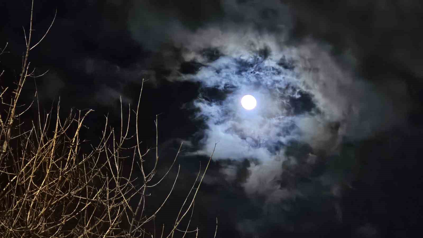 Gökyüzünde görsel şölen: Lunar Corona görüntülendi