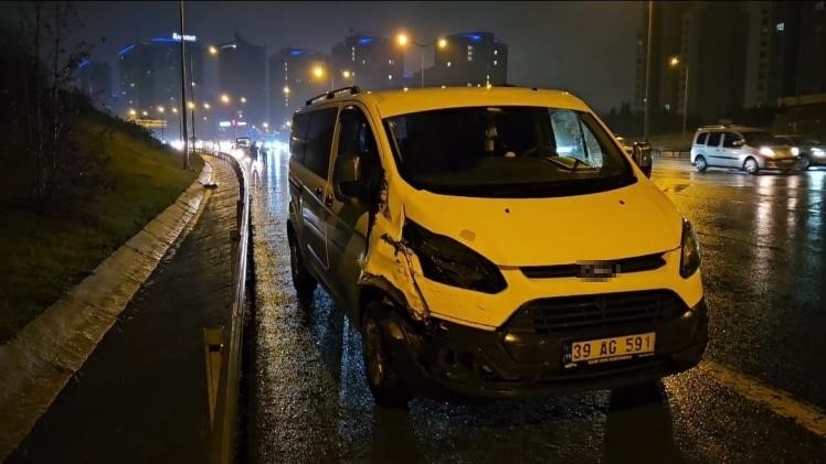 Ey&uuml;psultan&rsquo;da yağış nedeniyle 7 ara&ccedil; birbirine girdi: 2 yaralı
