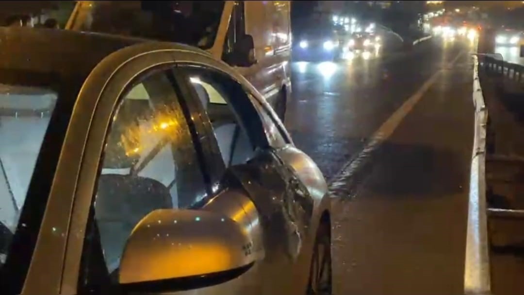 Otoyolda aracının içinde uyuyan adamı itfaiye camı kırarak uyandırdı