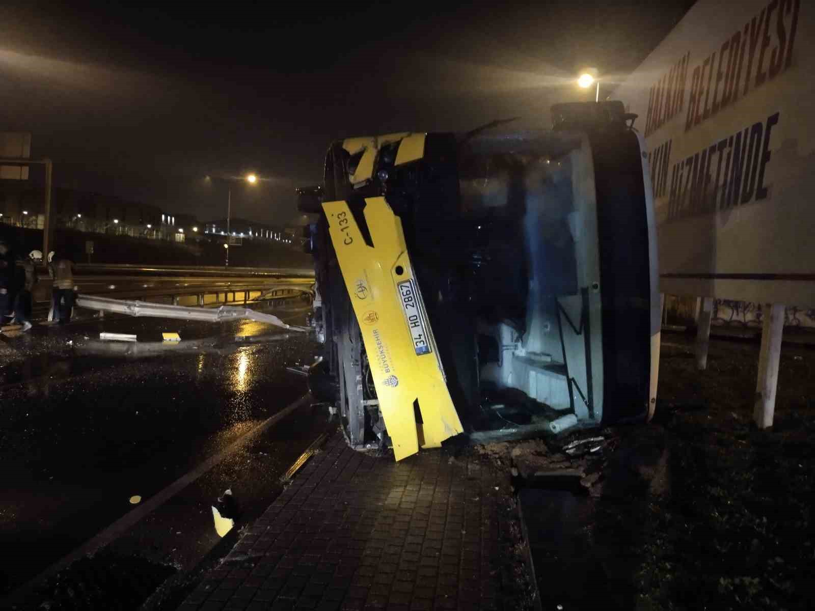 Çekmeköy’de kontrolden çıkan otobüs yan yattı