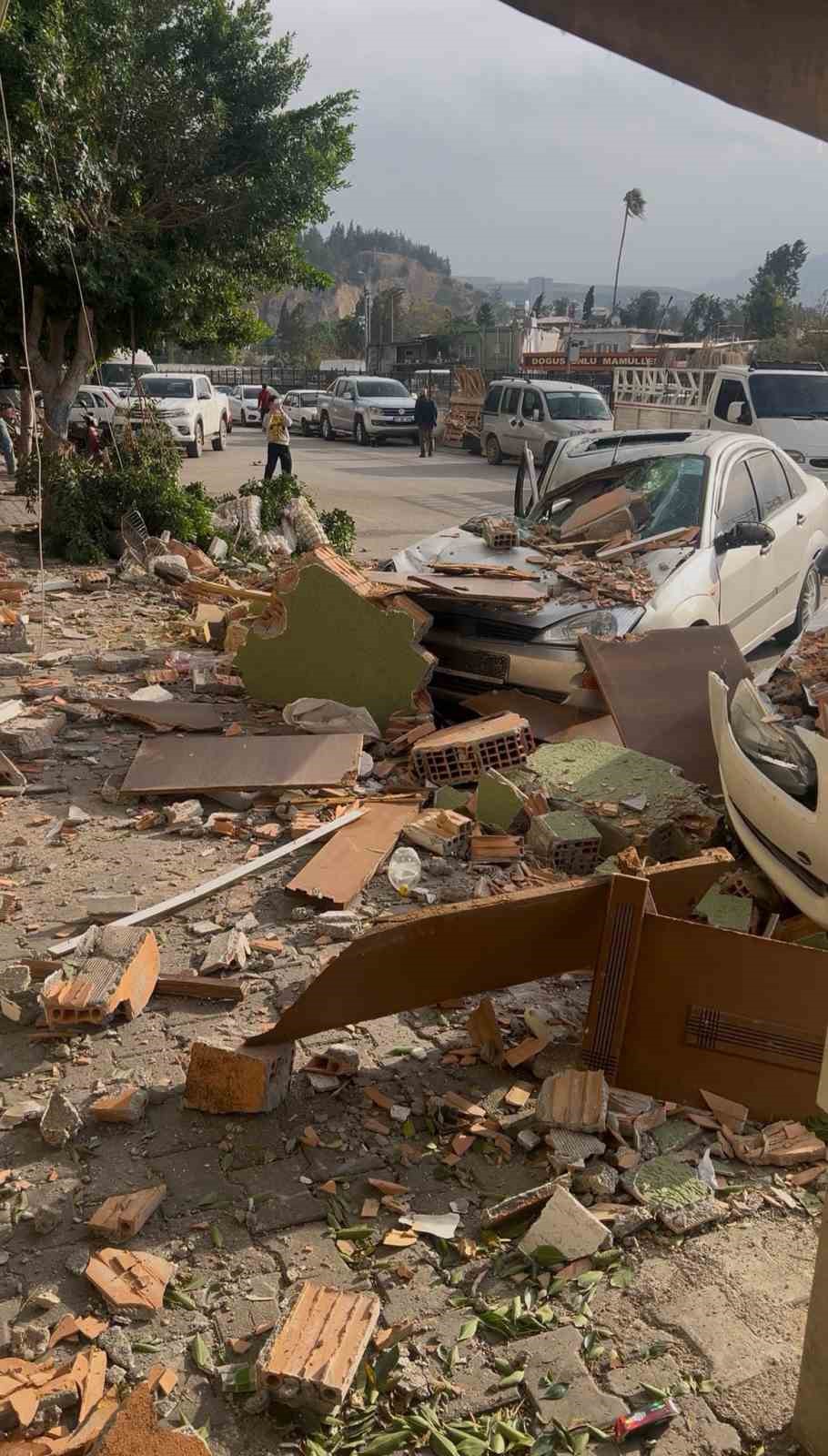 Fırtınanın etkisiyle yıkılan duvar 3 otomobile ve 1 motosiklet zarar verdi