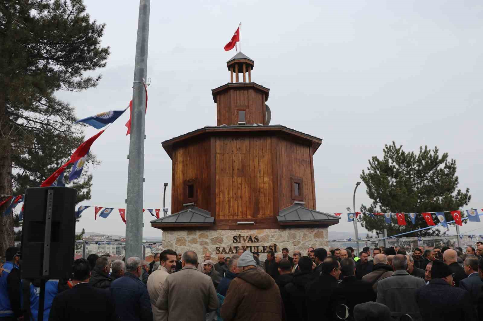 Kaybolan tarihi saat kulesi yeniden inşa edildi