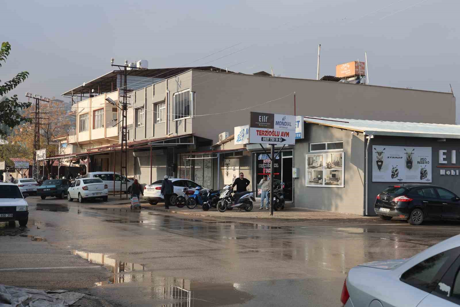 Otomobille çarpışan motosiklet sürücüsünün havada taklalar attığı anlar kamerada