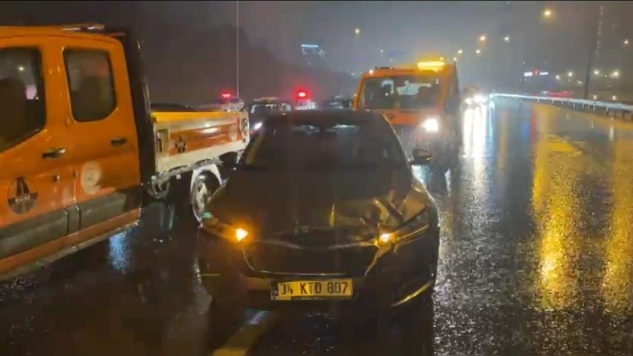 İstanbul'da beklenen sarı kodlu sağanak başladı: Peş peşe kazalar!