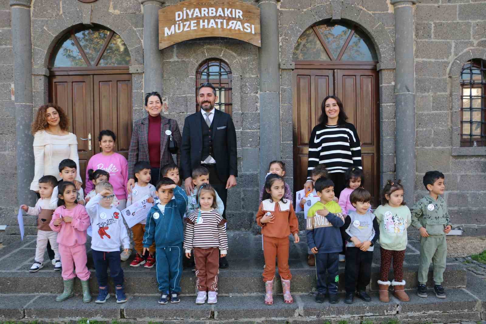 Diyarbakır İçkale Müzesi’nde kurulan çocuk atölyesinde çocuklar kendi eserlerini yapıp sergiliyor