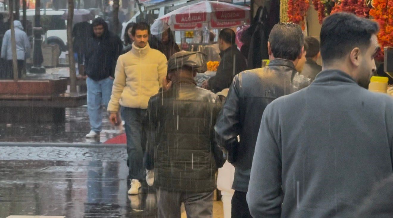 Diyarbakır&rsquo;da aniden bastıran yağmur hayatı fel&ccedil; etti
