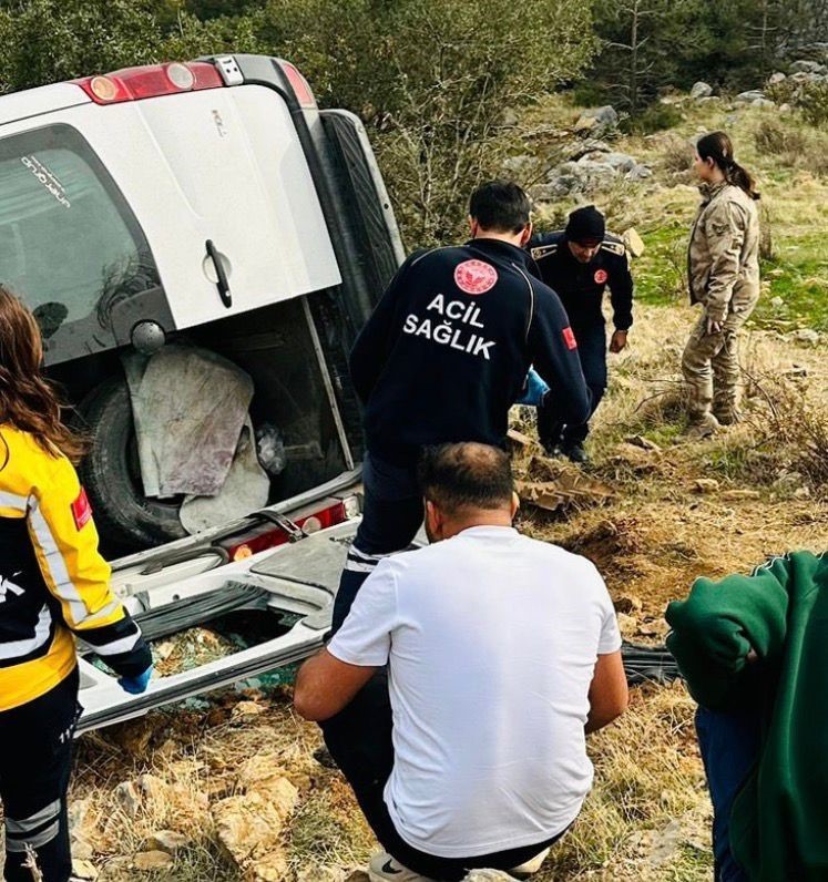 Tarım işçilerini taşıyan minibüsün şarampole uçtuğu kaza kamerada
