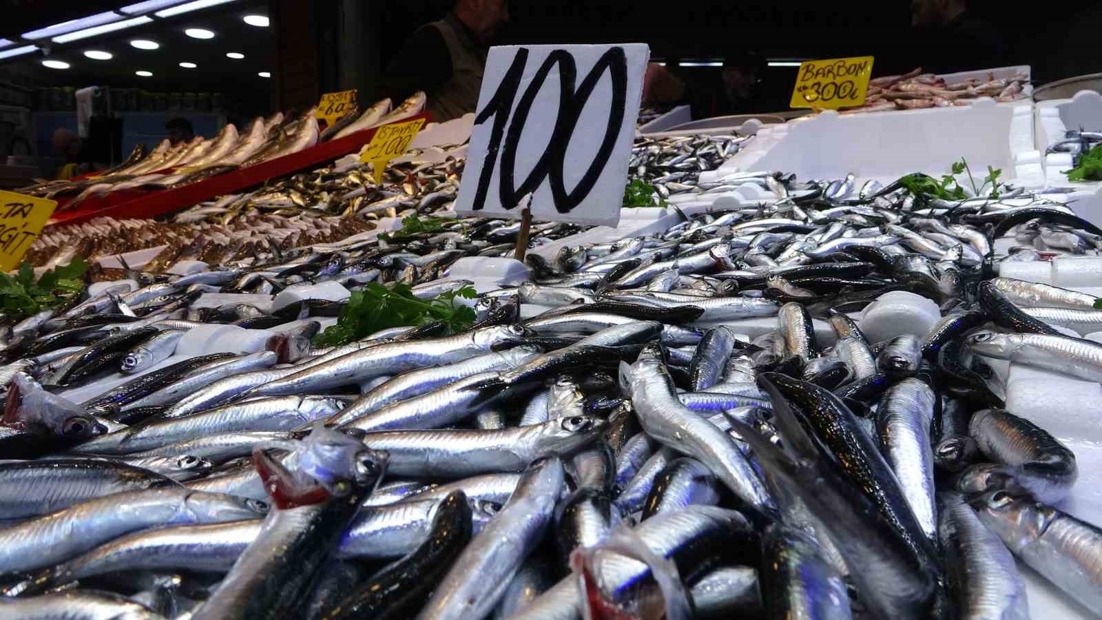 Karadeniz&rsquo;de hamsi bereketi yaşanıyor
