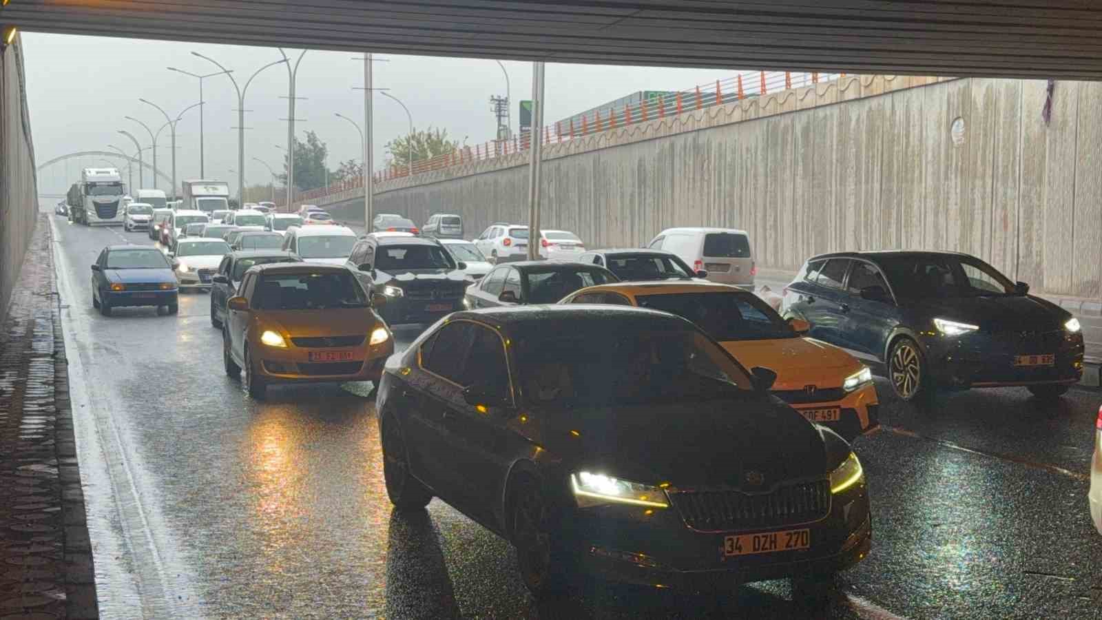 Diyarbakır’da zincirleme trafik kazası: Trafik durma noktasına geldi, 3 kişi yaralandı