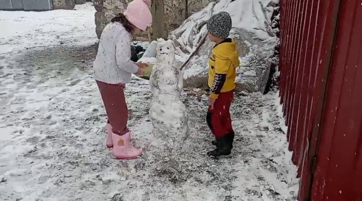 Kars’ta kar coşkusu: Çocuklar kardan adam yaptı, kızakla kaydı