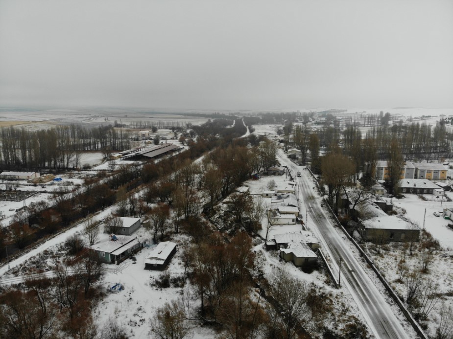 Kars’ta kar coşkusu: Çocuklar kardan adam yaptı, kızakla kaydı