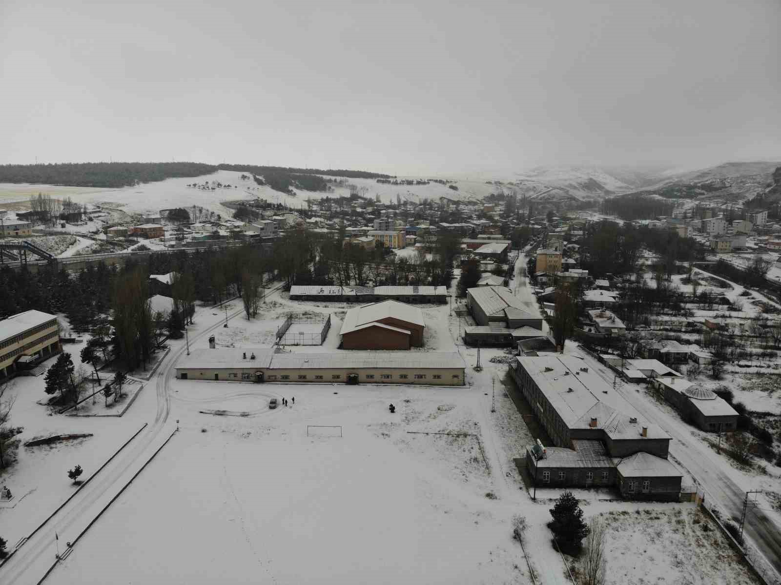 Kars&rsquo;ta kar coşkusu: &Ccedil;ocuklar kardan adam yaptı, kızak kaydı
