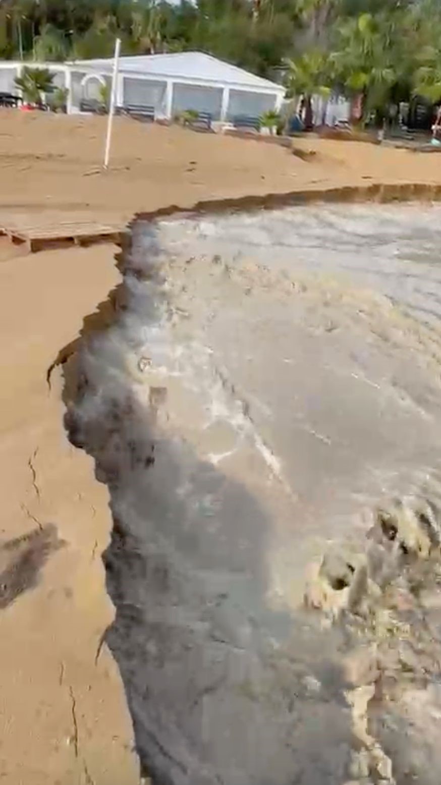 Alanya&rsquo;da taşan dere 5 yıldızlı otelin sahildeki kafesini yıktı
