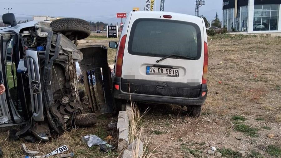 Amasya’da kamyonetler çarpıştı: 4 yaralı