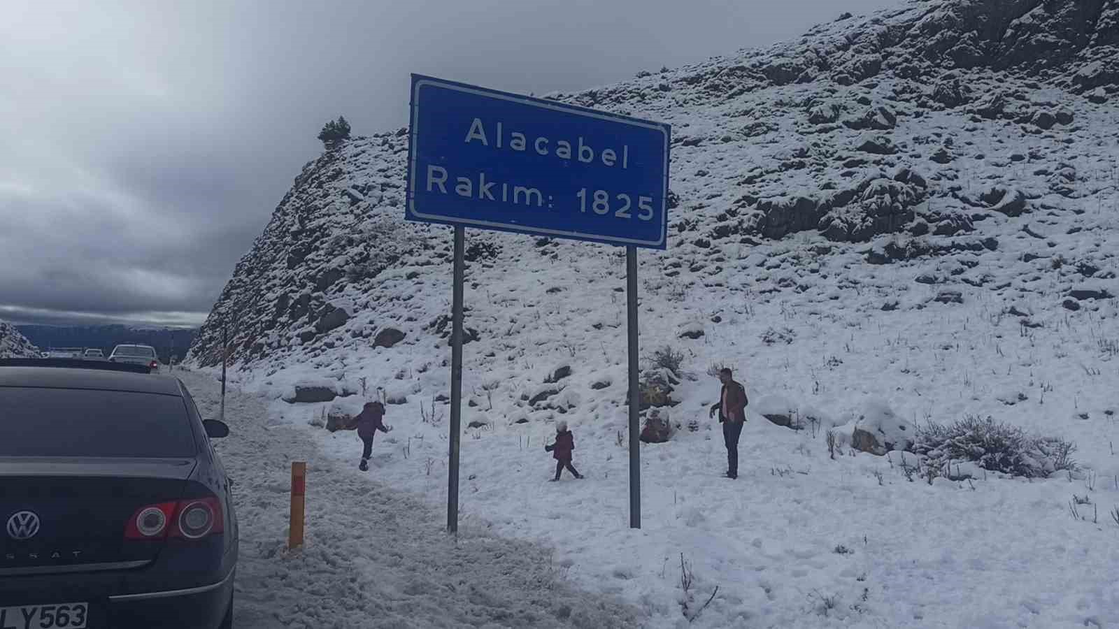 Kar yağışını duyan Alacabel’e koştu