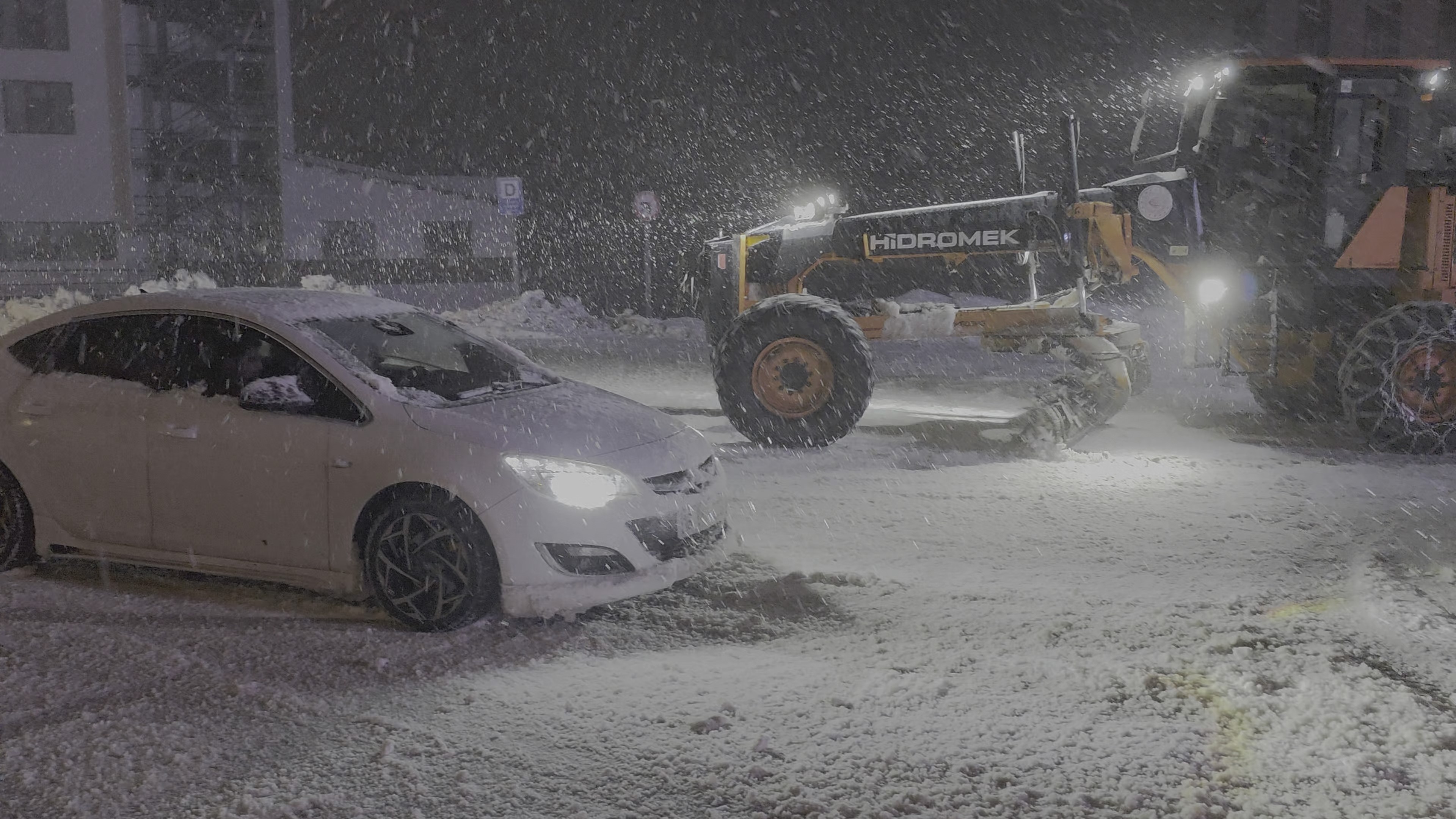 Uludağ’da yoğun kar var...Ekipler yolların kapanmaması için aralıksız çalışıyor