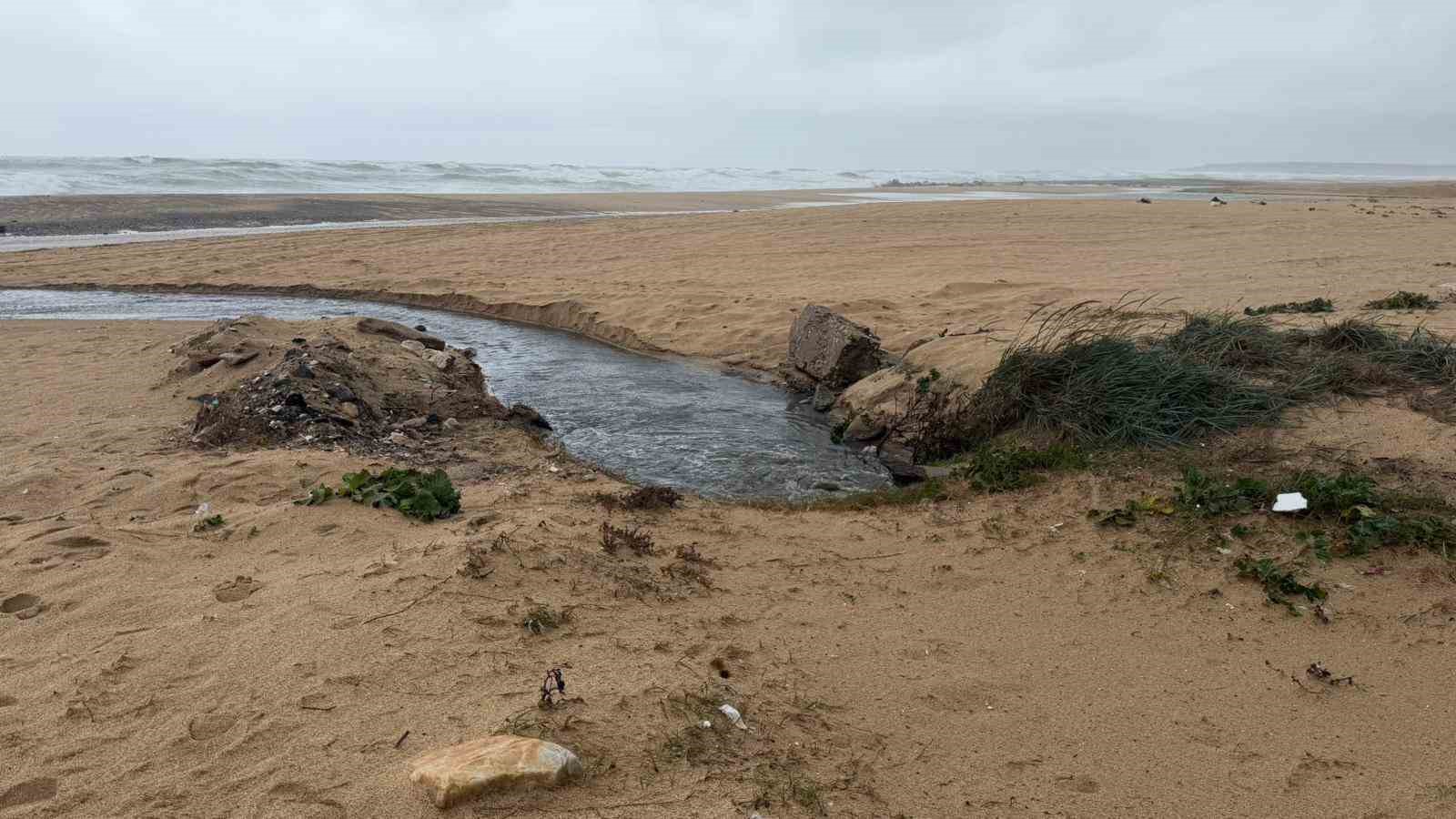 İSKİ&rsquo;nin Karaburun Tesisi&rsquo;nde tepki &ccedil;eken g&ouml;r&uuml;nt&uuml;: Atık su denize boşaltılıyor
