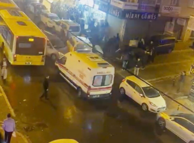 Esenyurt&rsquo;ta hafif ticari aracın &ccedil;arptığı adam yaralandı: O anlar kamerada
