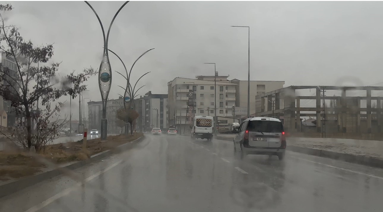 Y&uuml;ksekova&rsquo;da yoğun yağışlar u&ccedil;ak seferlerini durdurdu
