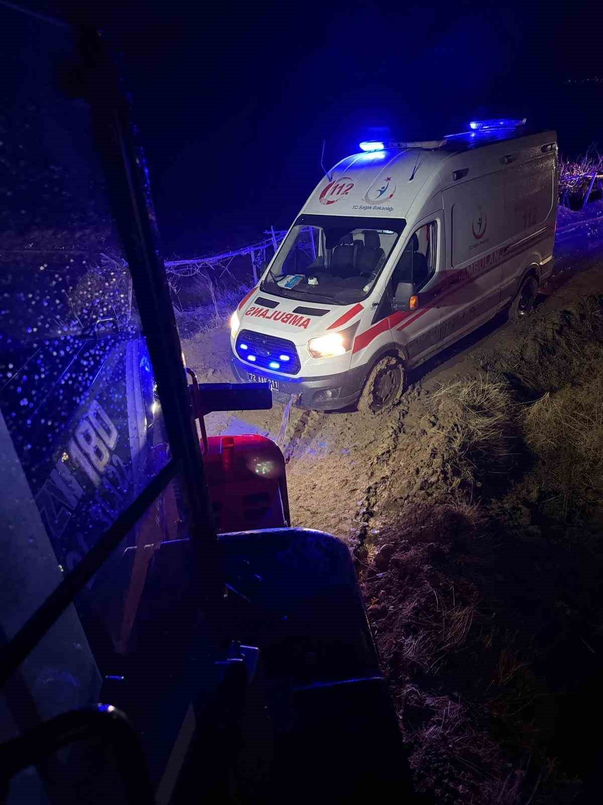 Batman&rsquo;da hasta almaya giderken yolda kalan ambulansı &ouml;zel idare ekipleri kurtardı
