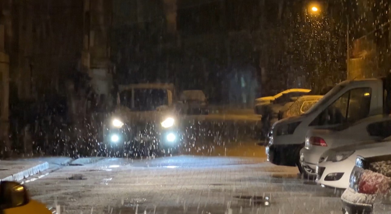 Y&uuml;ksekova&rsquo;da lapa lapa kar yağışı
