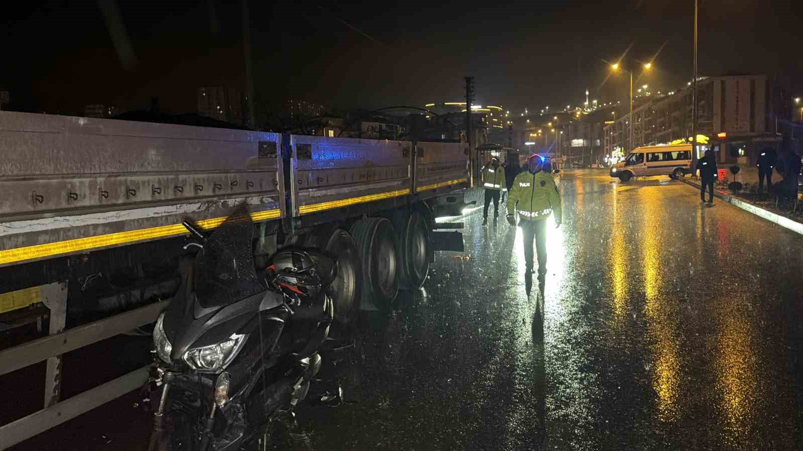 Park halindeki tıra &ccedil;arpan motosiklet s&uuml;r&uuml;c&uuml;s&uuml; ağır yaralandı
