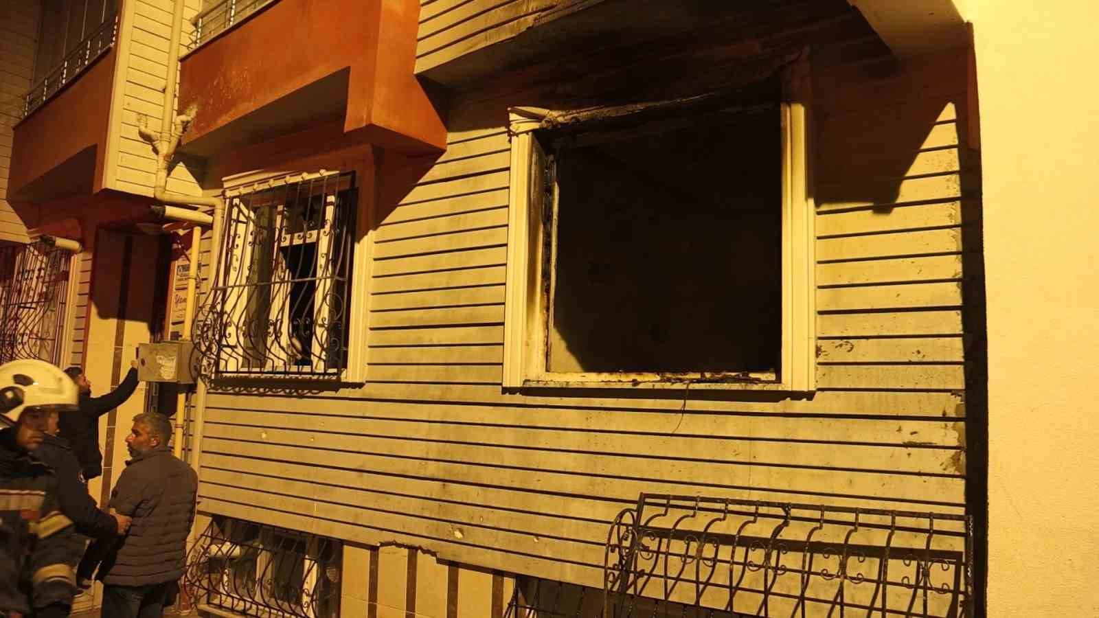 Elazığ&rsquo;da ev yangını: 2 kişi dumandan etkilendi
