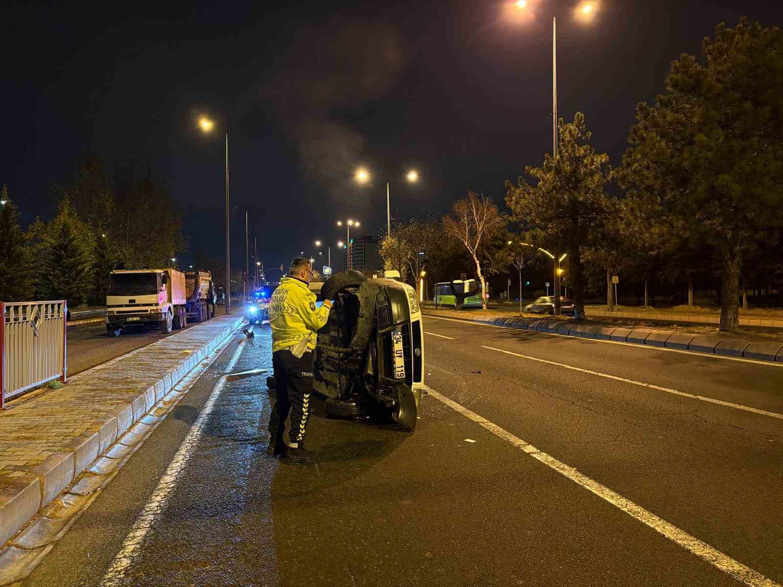 &Ouml;n&uuml;ne k&ouml;pek &ccedil;ıkan ara&ccedil; yan yattı: 2 yaralı
