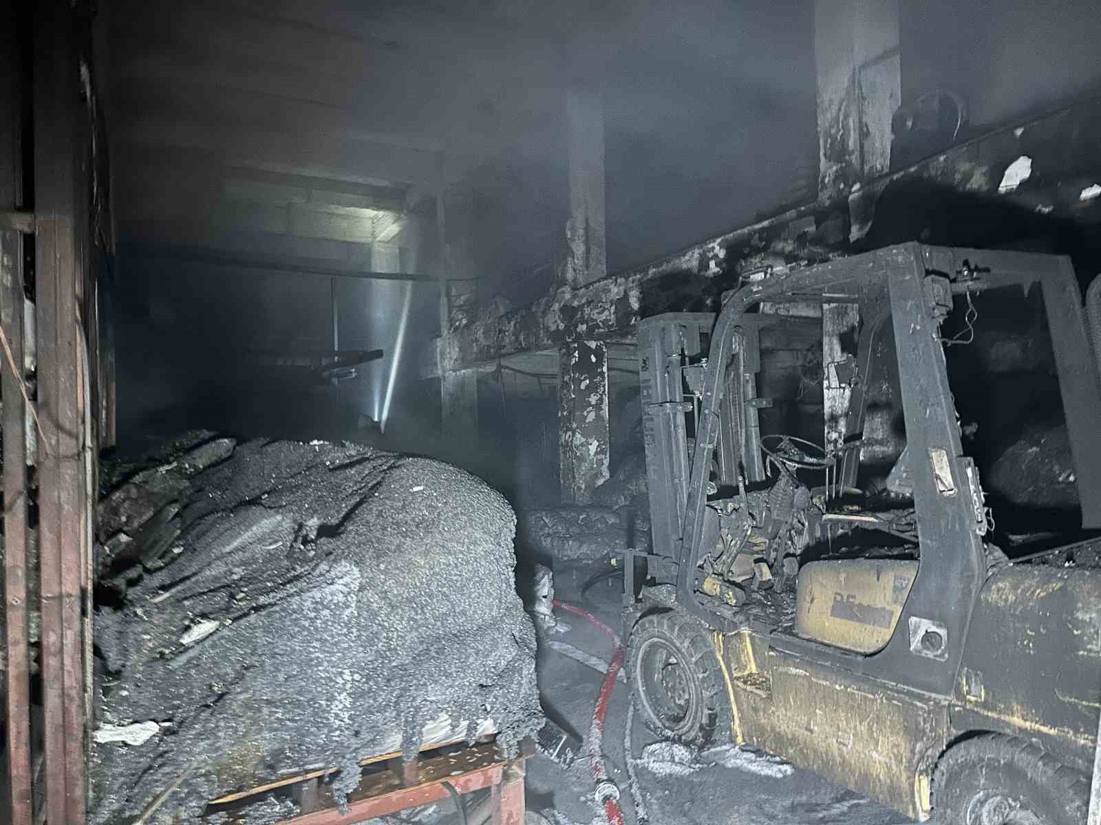 Uşak’ta poşet fabrikasında çıkan yangın söndürüldü