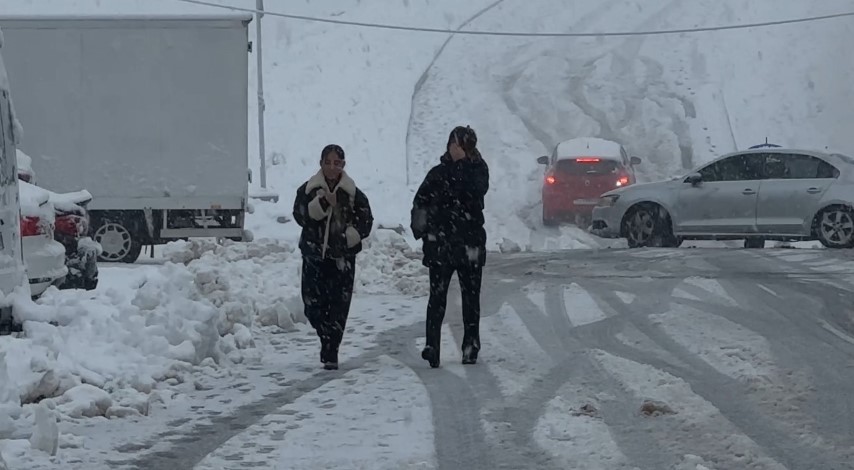 Yüksekova yoğun kara teslim oldu