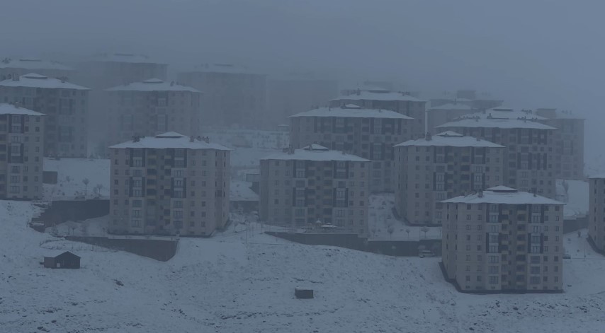 Yüksekova yoğun kara teslim oldu