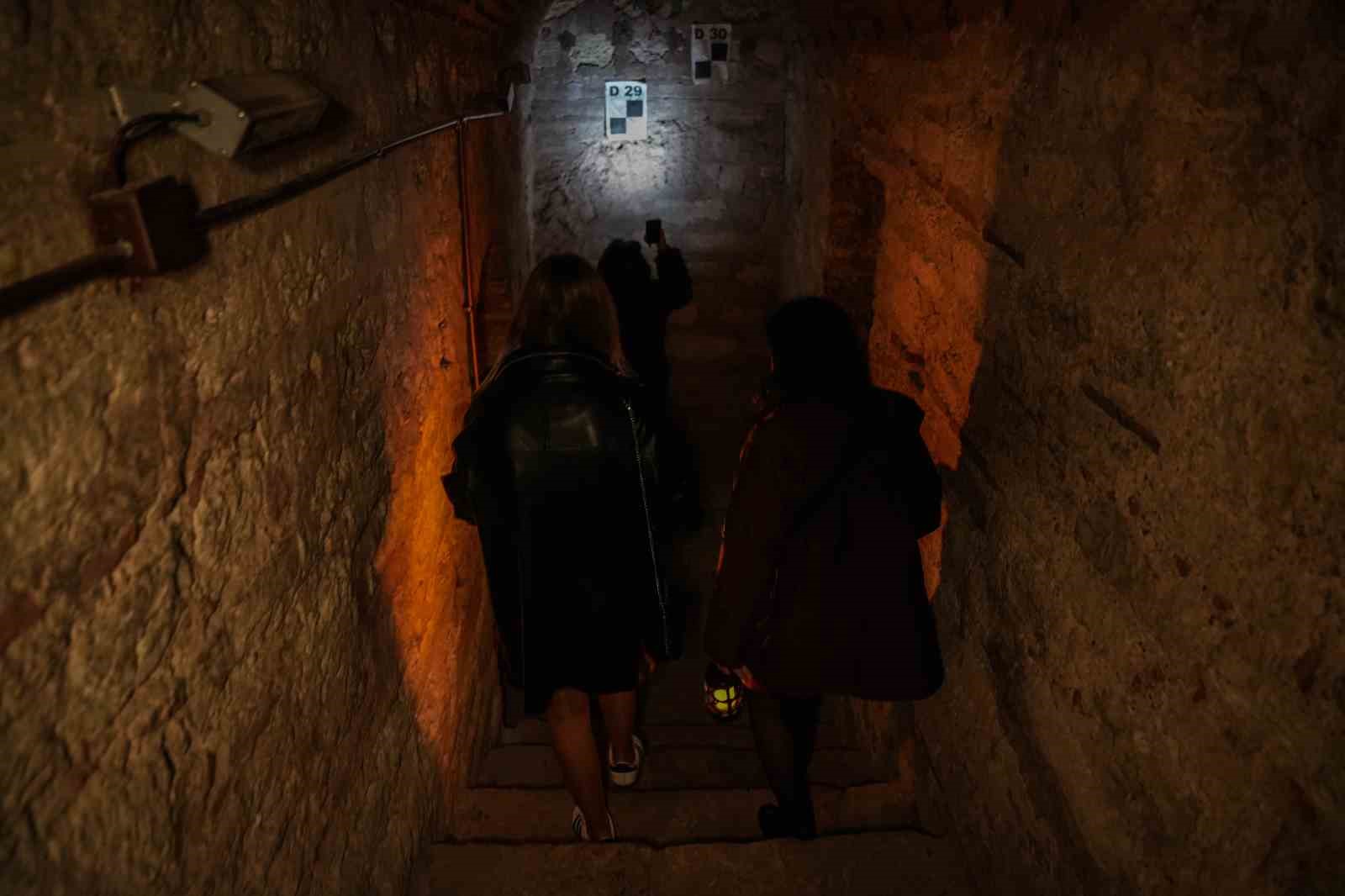 Yedikule zindanlarında fener ışığında tarihe yolculuk
